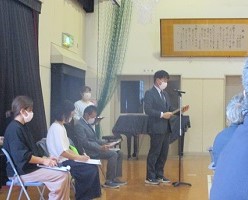 教頭先生が挨拶をしている様子