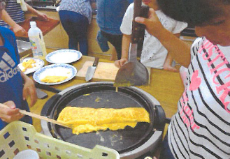 卵料理を作る子どもたちの写真