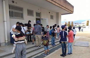 受付を待つ子どもの画像