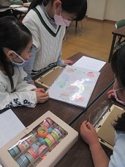 子どもたちが出来上がった作品をみている画像