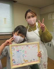 古賀先生と作品を持った女の子の画像