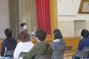 元小学校教諭の講師による講演の様子
