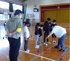 達人がボッチャの指導と審判する画像