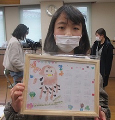 自分の作品を持った女の子の画像