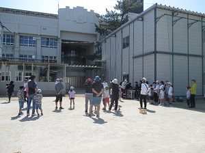 遊びの達人からのゲーム説明を参加者全員が聞いている様子