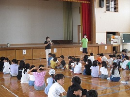 遊びの達人が子どもたちにゲームの説明をしている様子