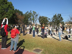 参加者全員が準備運動をしている様子