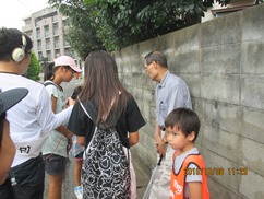 高齢者に話しかける子どもたちの様子２