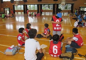 あるチームの子どもたちと監督の画像