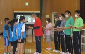 優勝チームが表彰される画像