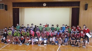 全員集合した笑顔の記念写真