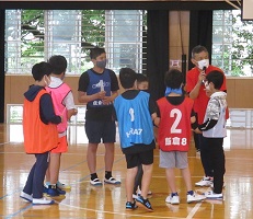 あるチームが作戦を立てる様子