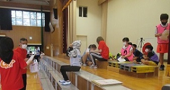 6年生リーダーがステージ上に集合して役割を確認をする画像