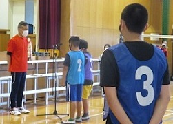 山下子育連会長のサポートで大会の司会進行や開会式が行われる画像