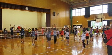 コート２面で試合が行われる画像