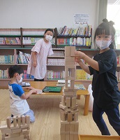 カプラで遊ぶ子どもたちの画像