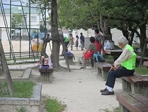 子ども達の様子を見守る社協会長