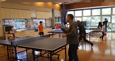 大人と子どもが卓球をする画像