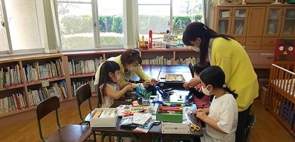 台紙を切抜いて貼り合わせる画像