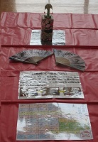 扇を投げてできた形で点数を競う伝統的な遊び　投扇興（とうせんきょう）