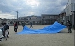 保護者世代のお父さん達が、阿吽の呼吸でブルーシートを敷いています