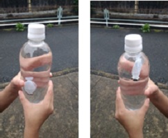 ペットボトルの中で金魚の形をした醤油容器が上に下にと泳ぐ写真