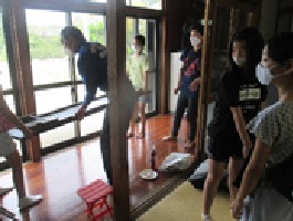 子どもたちが清掃や片付けをする写真