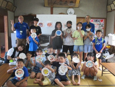 完成品を手にした集合写真