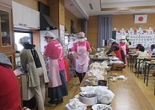 子どもたちが料理をする画像