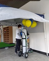 バルーンにヘリウムを注入する画像