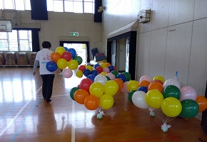 体育館にふくらんだ風船がたくさんある画像