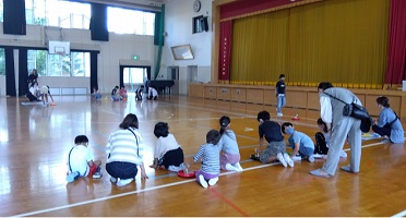 カローリングをする子どもたちの画像