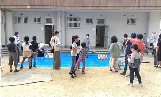 体育館の外の子どもたちの画像