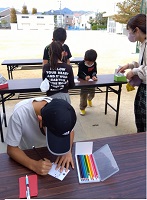 願い事を書く子どもたちの画像