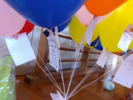 バルーンに付けられた願い事の紙の画像