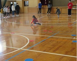 顔位の大きさのオセロを時間いっぱいひっくり返し続ける「無限オセロ」