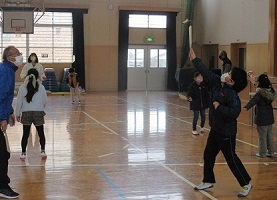 羽を羽子板でうまく打てると「カチン」と良い音がしました