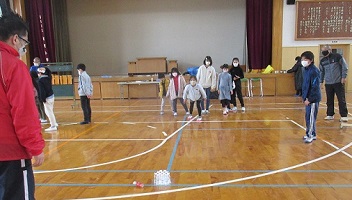 ボトルを投げて倒したボトルで目標点数を競うチーム戦「モルック」