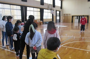 足し算をしてどれを倒すか作戦を立ててモルックを投げています