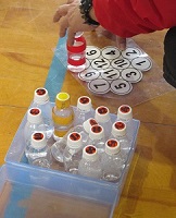 あいくる講師作ペットボトル製で室内で遊べるモルック用具