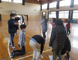 体育館狭しと配置した1-30の札を一人ずつ確認、中学生がリーダーシップを発揮