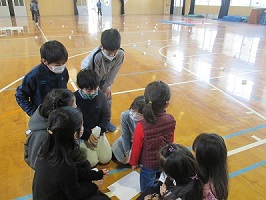 1-30の札から隠した迷子札2枚を、記憶力とチーム力で当てるゲーム