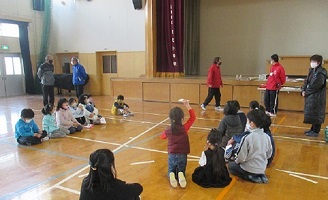 中学生から低学年の縦割り2チームで、ワクワクして並んでいます。