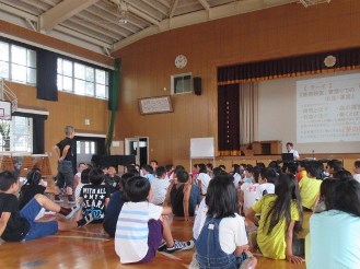 体育館で講義を受ける子どもたちの様子