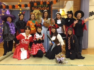 ハロウィンの仮装をした文庫メンバーの集合写真