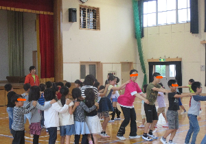 じゃんけん列車している様子