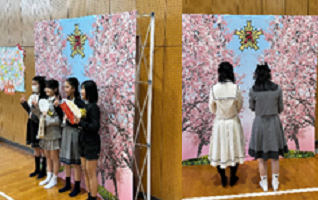 その前で写真を撮る卒業生