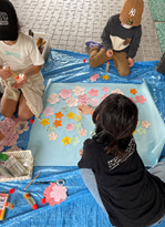 メッセージカードをつくる小学生たち