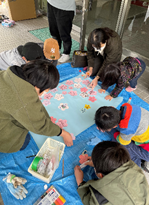 下級生たちと一緒にメッセージカードを貼る写真