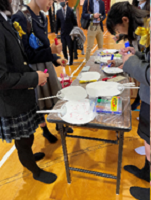 うちわを受け取る卒業生の写真